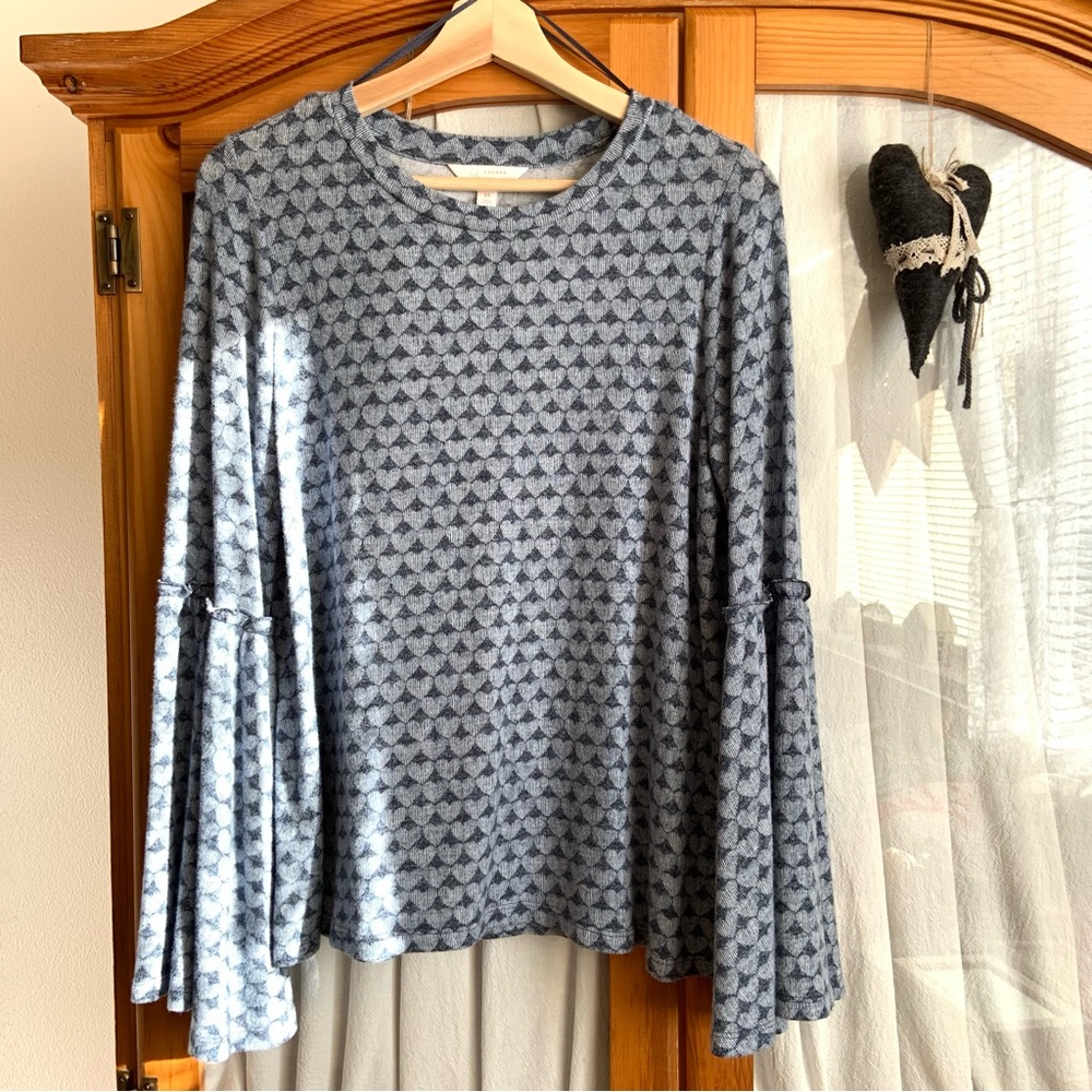 LC Lauren Conrad Bell Sleeve Long Sleeve Shirt Top Size Medium / Hearts Pattern. - Picture 6 of 17